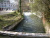 Surfer im Kanal